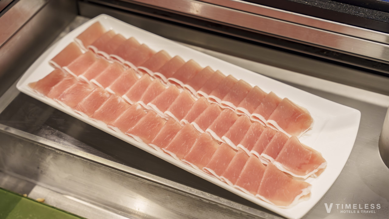 クラブラウンジのアペリティフタイムに提供される美しく並べられた生ハムの盛り合わせ