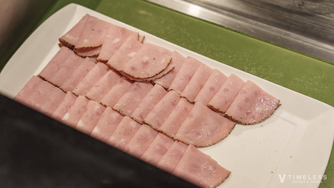 クラブラウンジのアペリティフタイムで楽しめるスライスハムの盛り合わせ