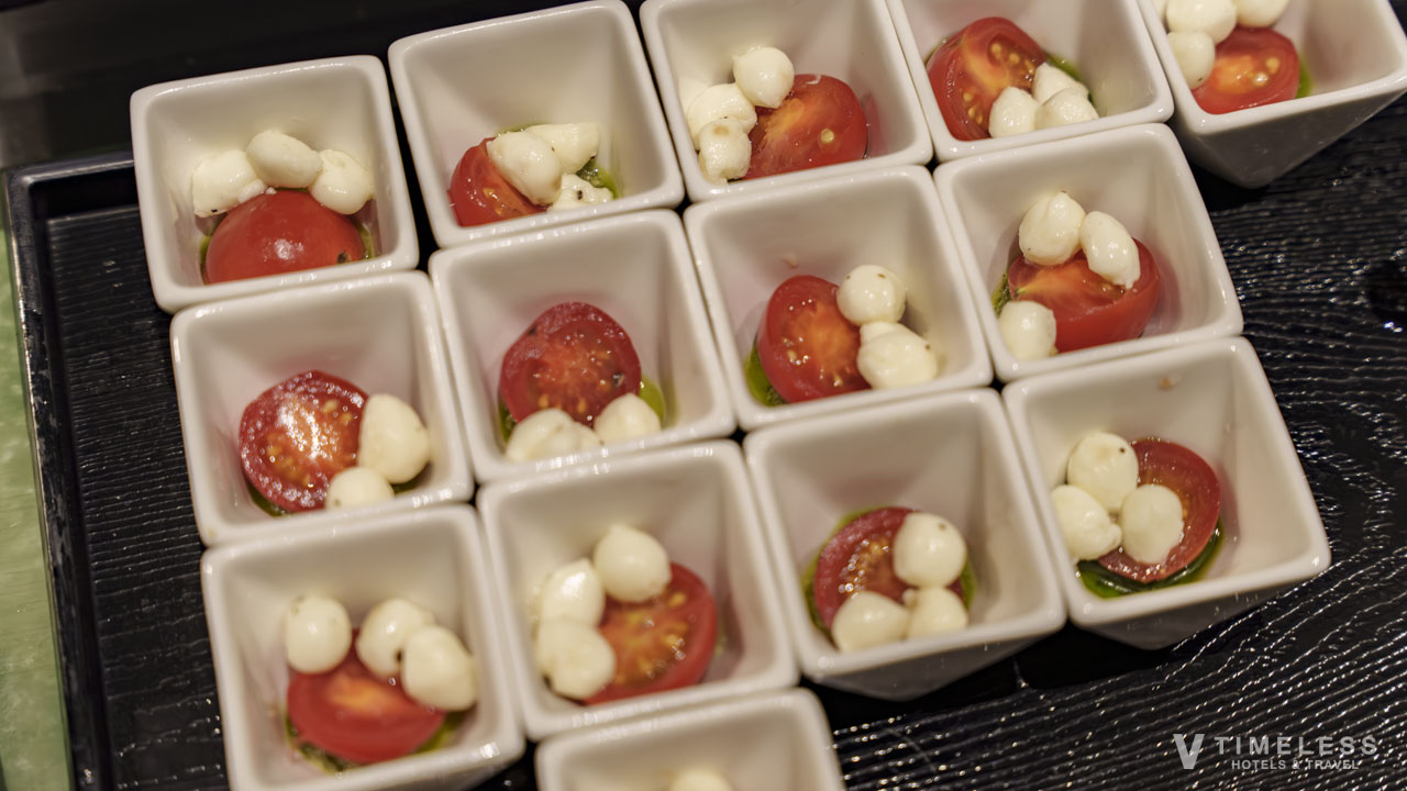 クラブラウンジのアペリティフタイムに並ぶトマトとモッツァレラチーズの前菜カップ