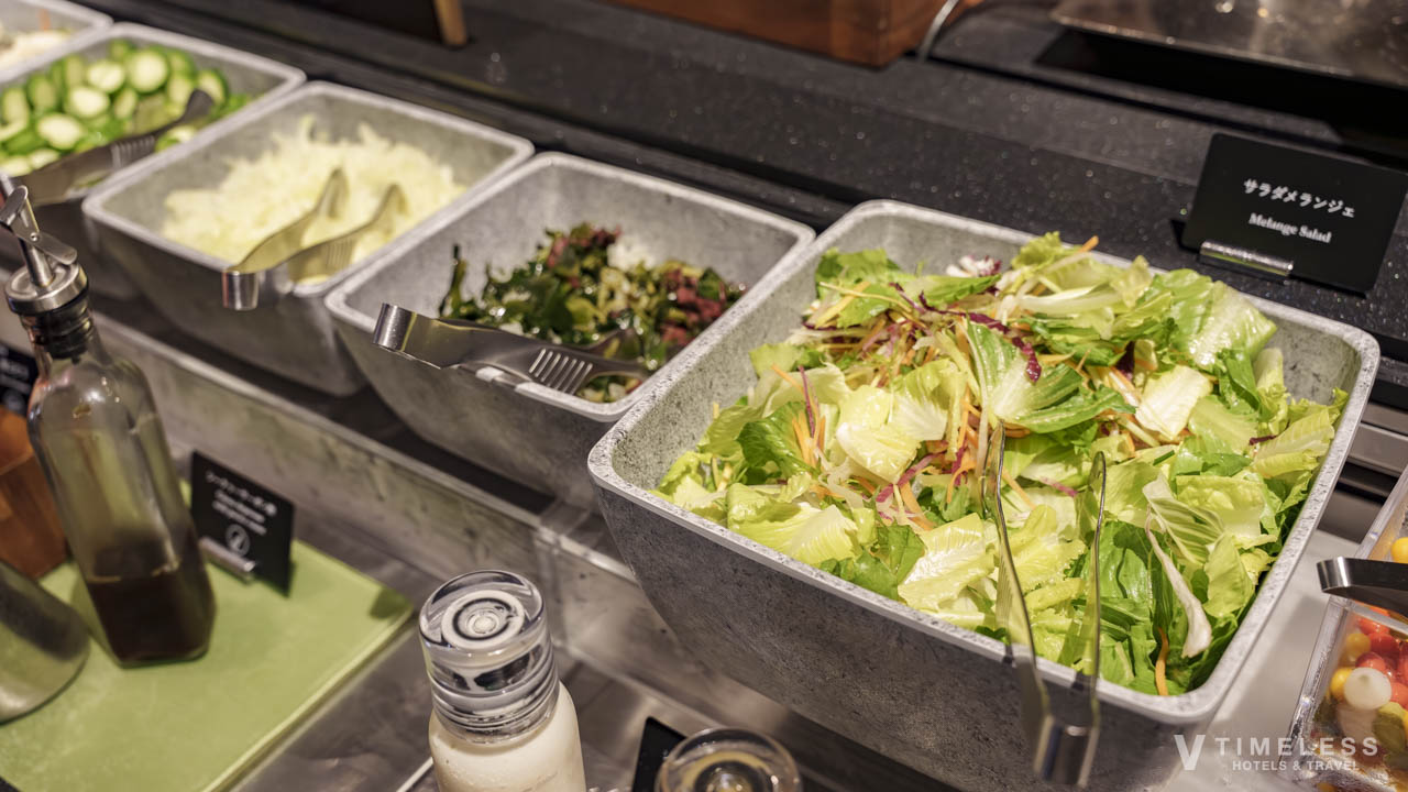 クラブラウンジのアペリティフタイムのサラダバー｜新鮮なリーフ野菜と前菜が並ぶヘルシーな一角