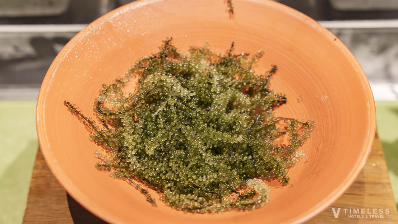 クラブラウンジのアペリティフタイムで提供される沖縄名物の海ぶどう｜プチプチ食感が楽しめる前菜