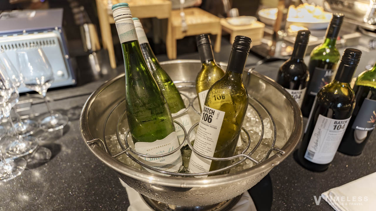 クラブラウンジのアペリティフタイムで提供される白ワイン｜冷やされたボトルが並ぶワインコーナー