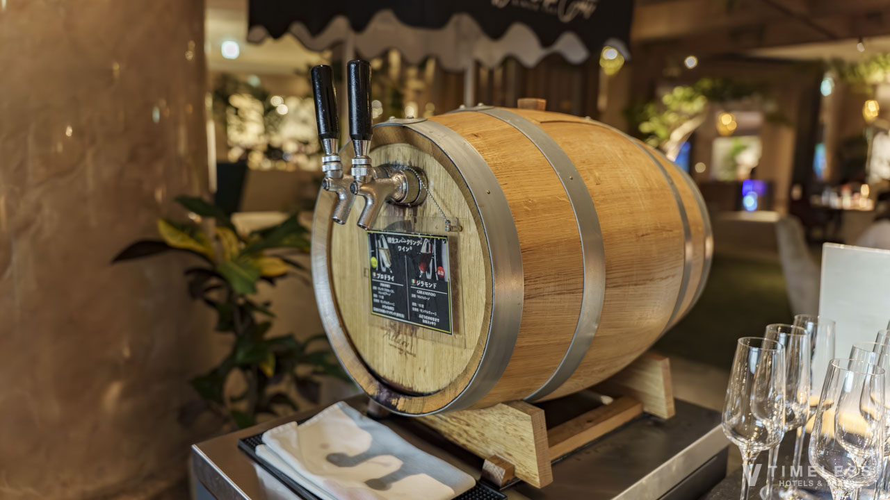 クラブラウンジのアペリティフタイムの樽ワインサーバー｜雰囲気を高める本格的な演出