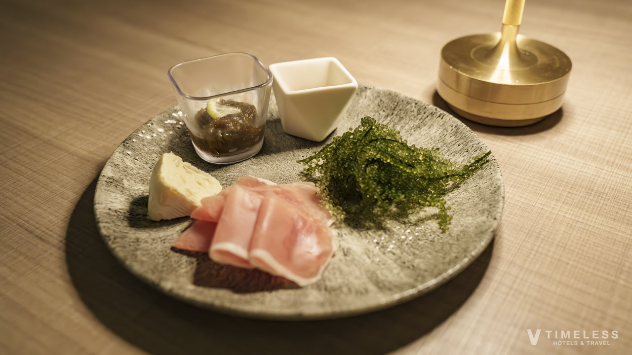 クラブラウンジのアペリティフタイムに提供される生ハムとチーズ、沖縄産海ぶどうの前菜プレート