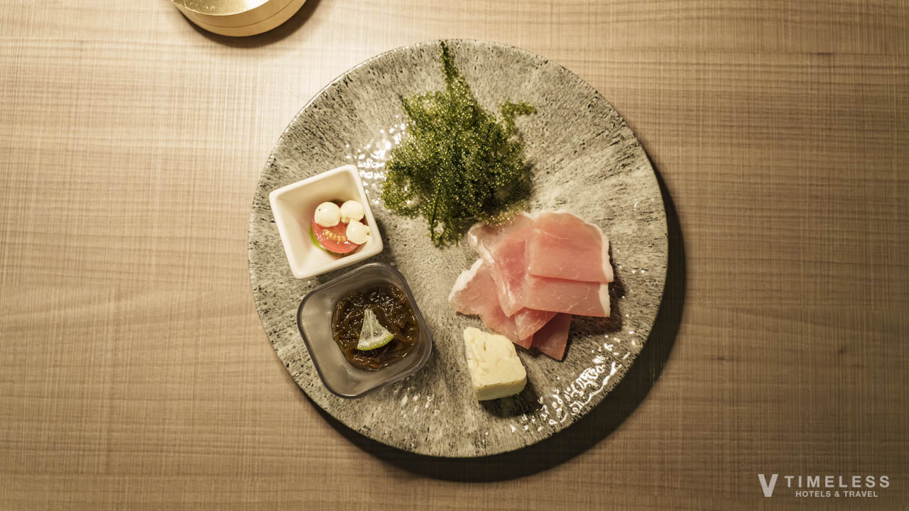 クラブラウンジのアペリティフタイムで楽しむ生ハムと海ぶどう、チーズの前菜