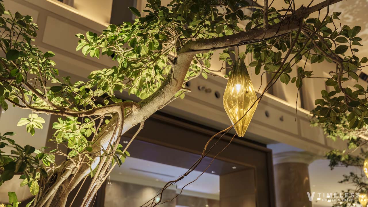 夕暮れ時の落ち着いた空気が流れるオリエンタルホテル沖縄リゾート&スパのクラブラウンジ