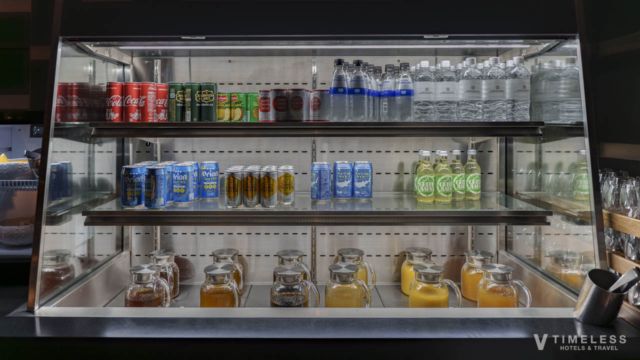 クラブラウンジのアペリティフタイムのドリンク冷蔵ケース｜ソフトドリンクとビールが揃う充実の内容