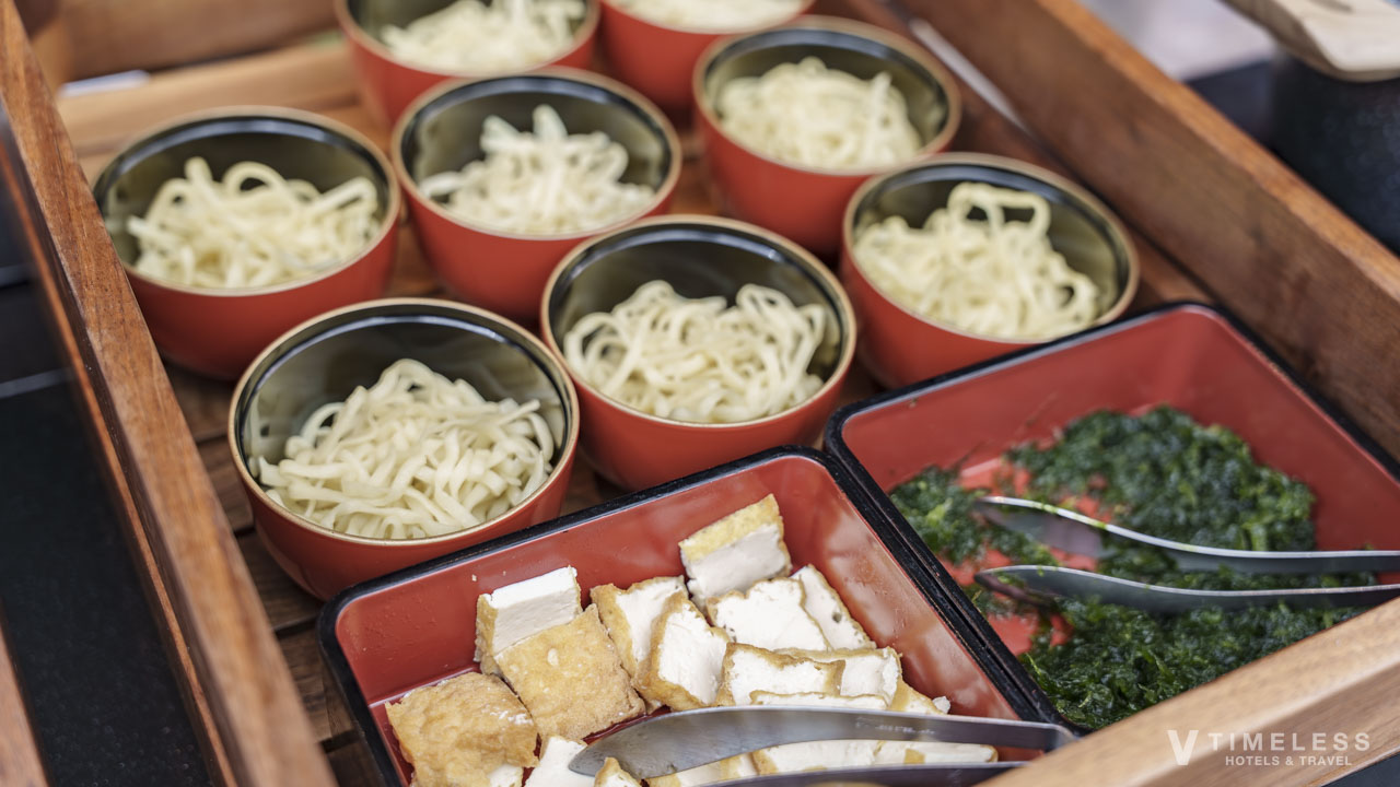 オリエンタルホテル沖縄リゾート&スパのクラブラウンジ朝食｜沖縄そばの麺とトッピングが並ぶコーナー