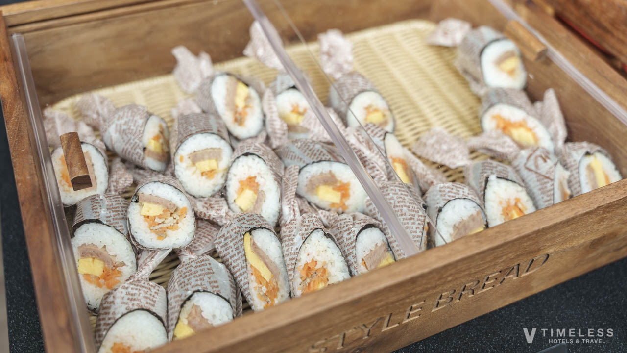 オリエンタルホテル沖縄リゾート&スパのクラブラウンジ朝食｜食べやすいサイズの巻き寿司