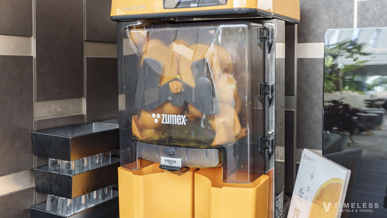 オリエンタルホテル沖縄 クラブラウンジ朝食のフレッシュオレンジジュース｜搾りたてが楽しめる一杯