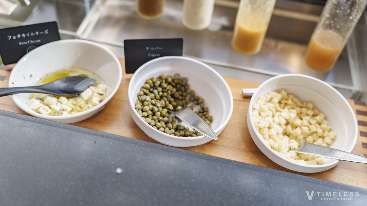 オリエンタルホテル沖縄リゾート&スパのクラブラウンジ朝食｜チーズやトッピングが揃うサラダコーナー