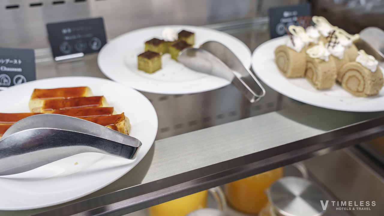 オリエンタルホテル沖縄 クラブラウンジ朝食のデザート｜プリンやケーキが並ぶ上質な朝の甘味