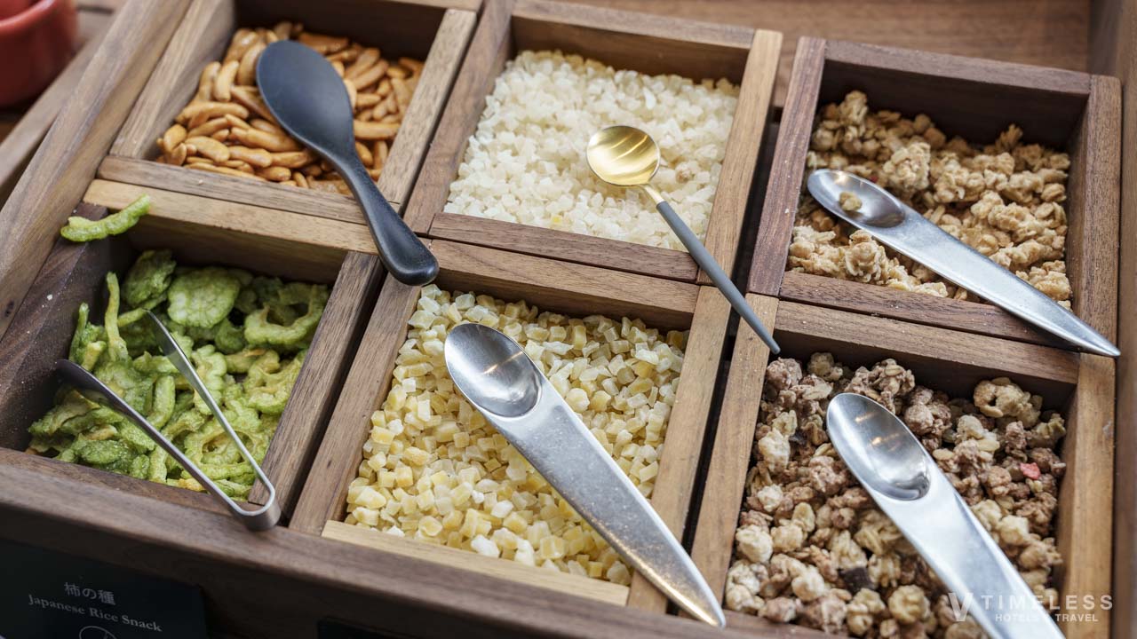 クラブラウンジ朝食で楽しめるシリアルとナッツ、ドライフルーツのトッピングコーナー｜オリエンタルホテル沖縄