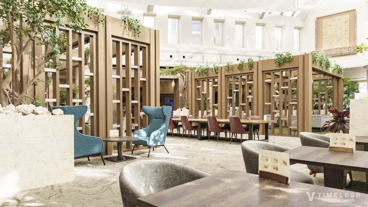 静かに寛げるソファ席が魅力のオリエンタルホテル沖縄リゾート&スパのクラブラウンジ