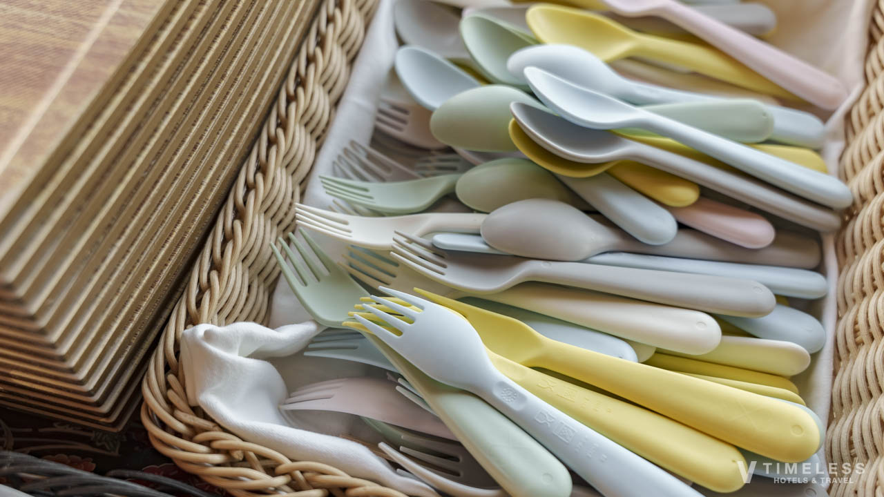 オリエンタルホテル沖縄リゾート&スパ 朝食 じなんぼう｜子ども用カトラリーが用意された朝食会場