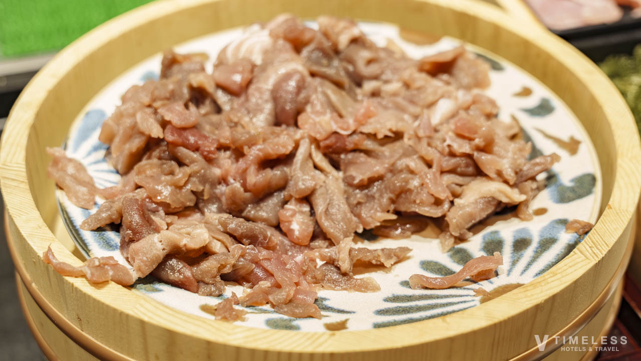 オリエンタルホテル沖縄リゾート&スパ 朝食｜じなんぼうの海鮮丼のマグロ