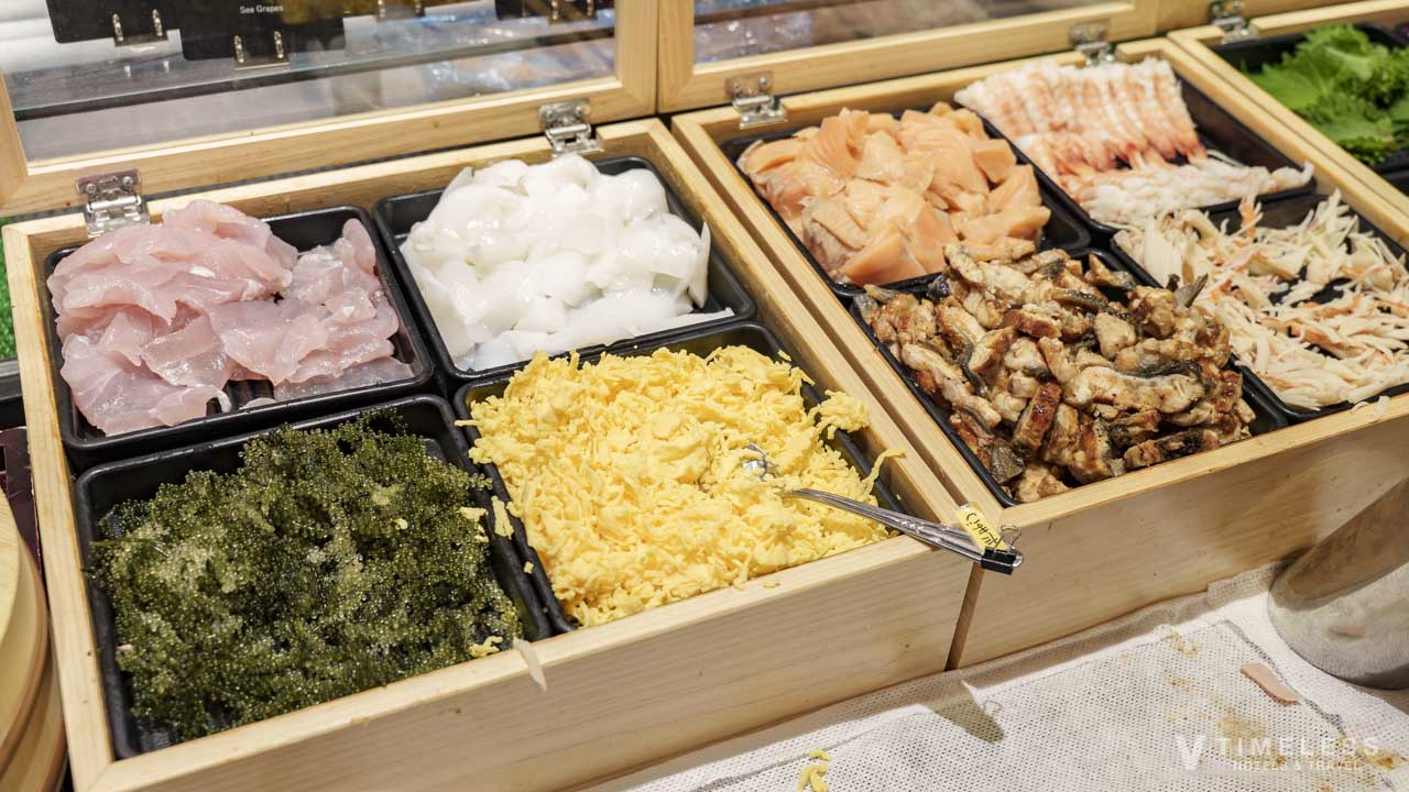 オリエンタルホテル沖縄リゾート&スパ 朝食 じなんぼう｜刺身と海ぶどうの沖縄食材