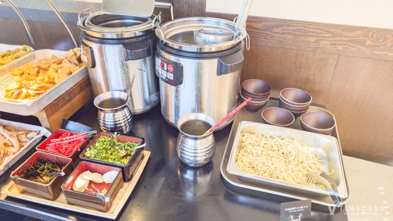 オリエンタルホテル沖縄リゾート&スパ 朝食 じなんぼう｜沖縄そばとトッピングコーナー