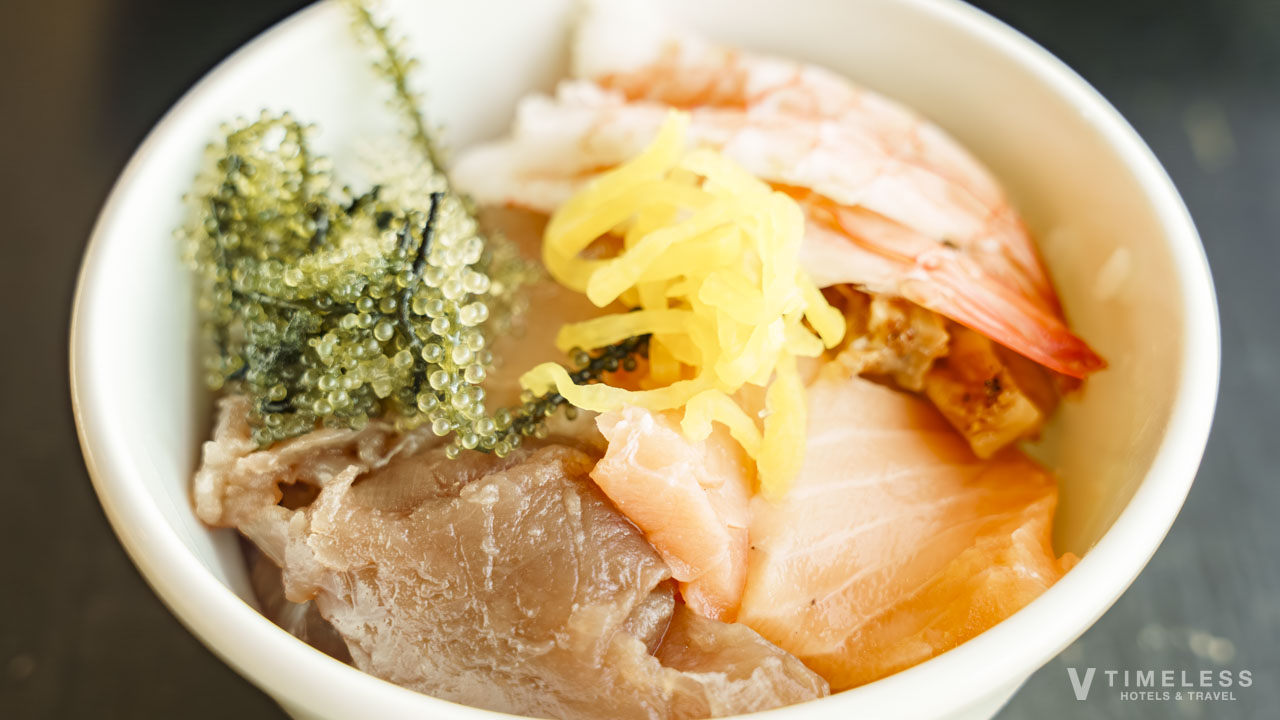 オリエンタルホテル沖縄リゾート&スパ 朝食 じなんぼう｜海ぶどうと刺身をのせた沖縄風海鮮丼