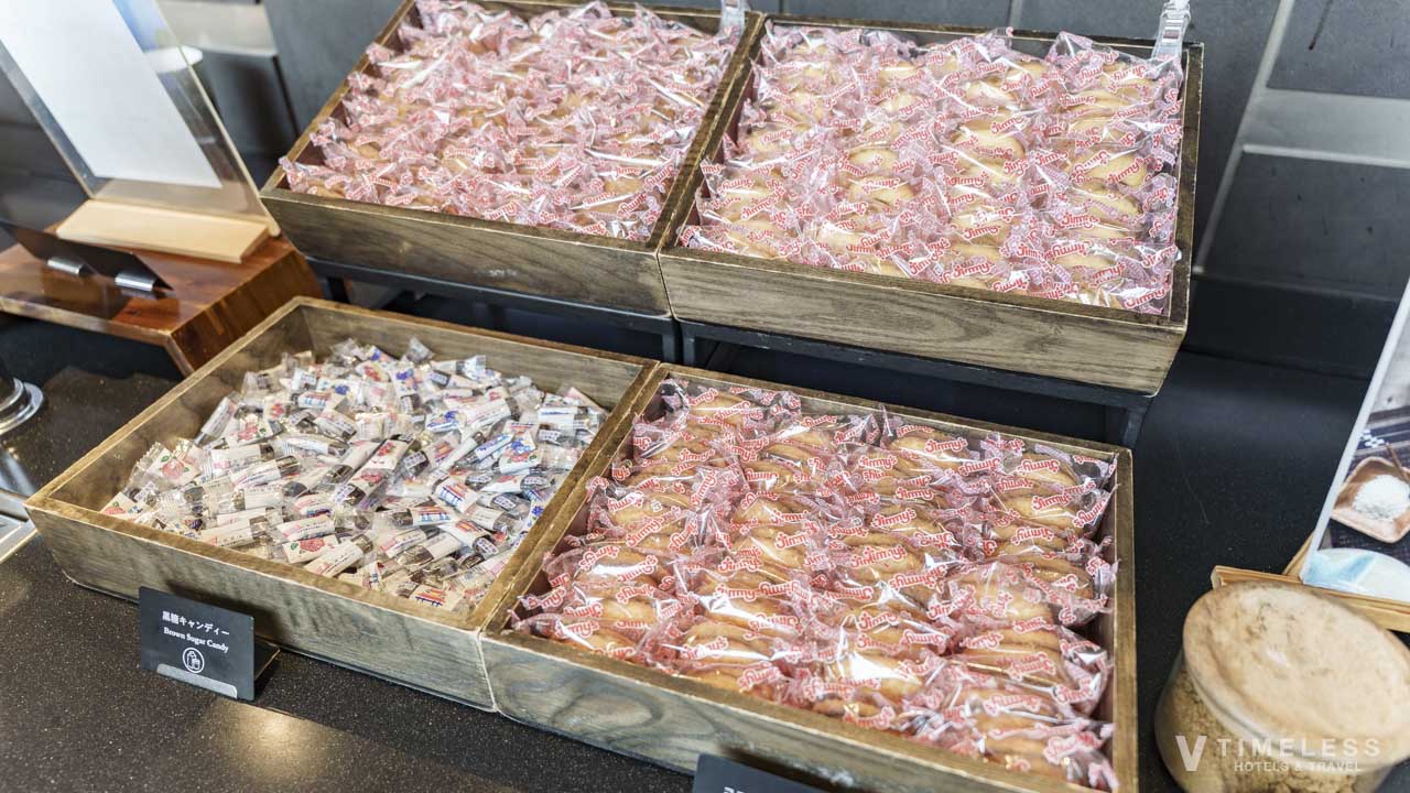 クラブラウンジのティータイムに提供される焼き菓子とキャンディ｜オリエンタルホテル沖縄リゾート&スパ