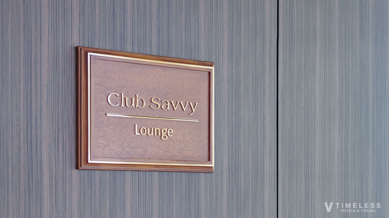 ルネッサンスリゾートオキナワのClub Savvy ラウンジ入口サイン｜連泊特典で利用できる専用ラウンジ