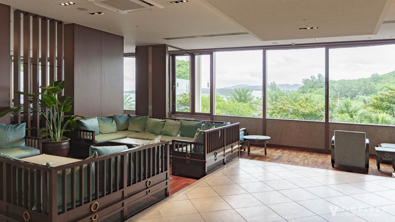 ルネッサンスリゾートオキナワのClub Savvy ラウンジ｜海を望む窓際ソファ席