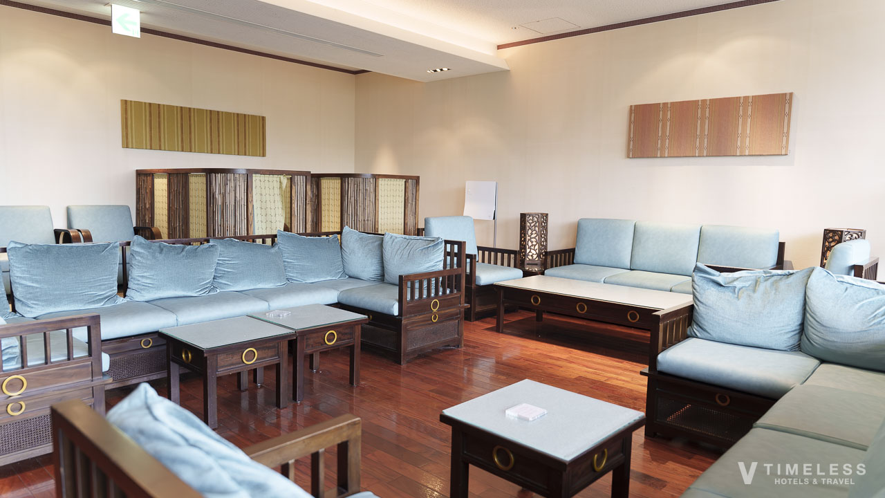 ルネッサンスリゾートオキナワのClub Savvy ラウンジのソファ席｜ゆったり寛げるラウンジ空間