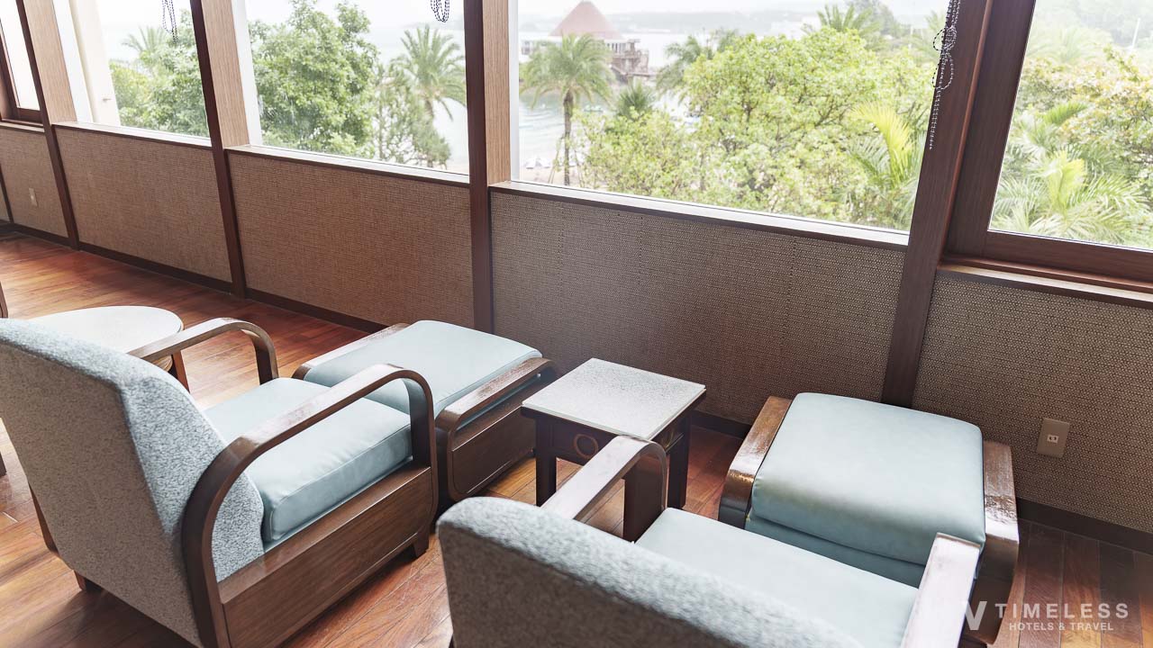 ルネッサンスリゾートオキナワのClub Savvy ラウンジ窓際席｜2人掛けソファと南国の景色