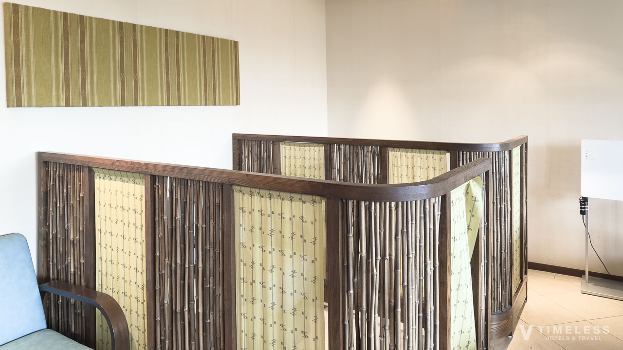 ルネッサンスリゾートオキナワのClub Savvy ラウンジ｜竹素材を使った和モダンなパーテーション