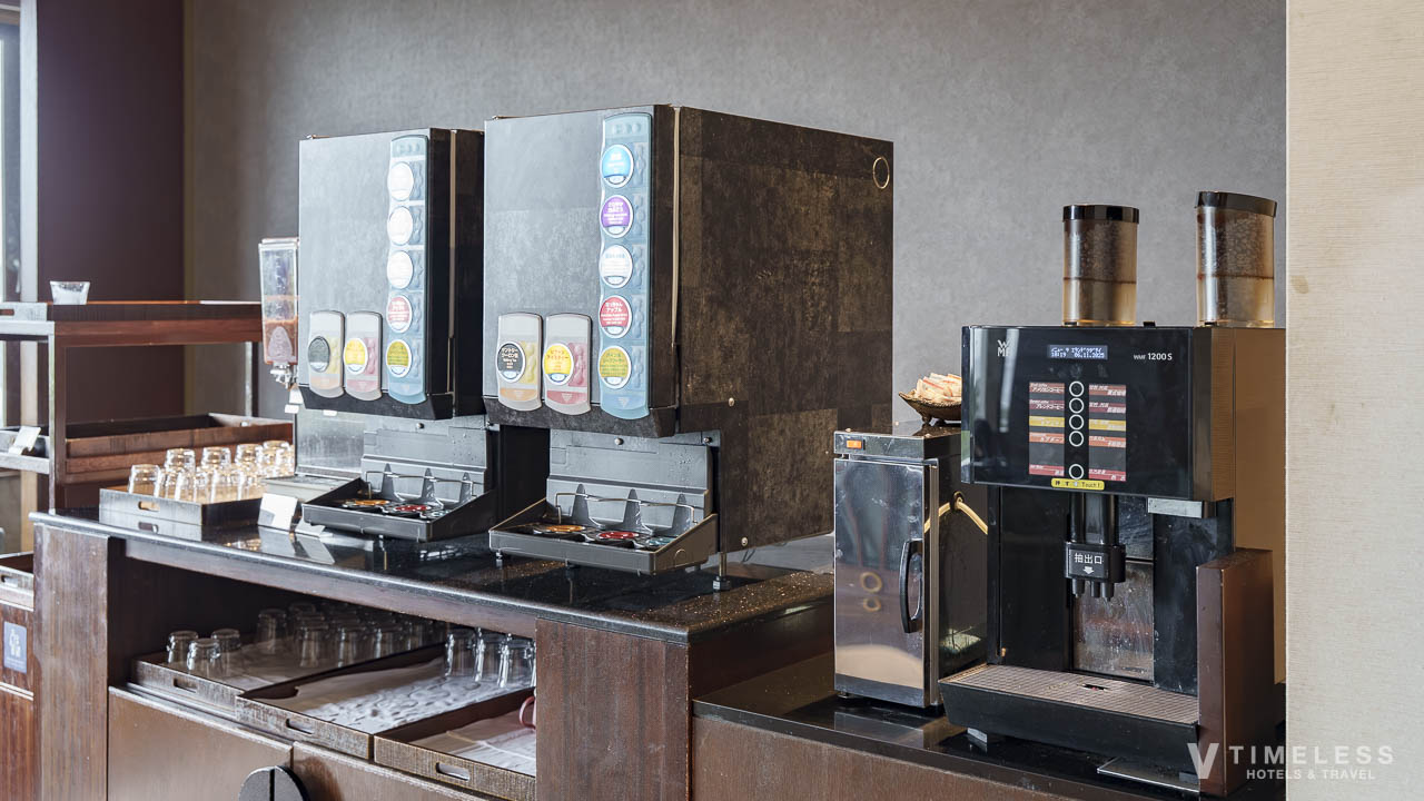 ルネッサンスリゾートオキナワのClub Savvy ラウンジ｜コーヒーマシンとジュースサーバー