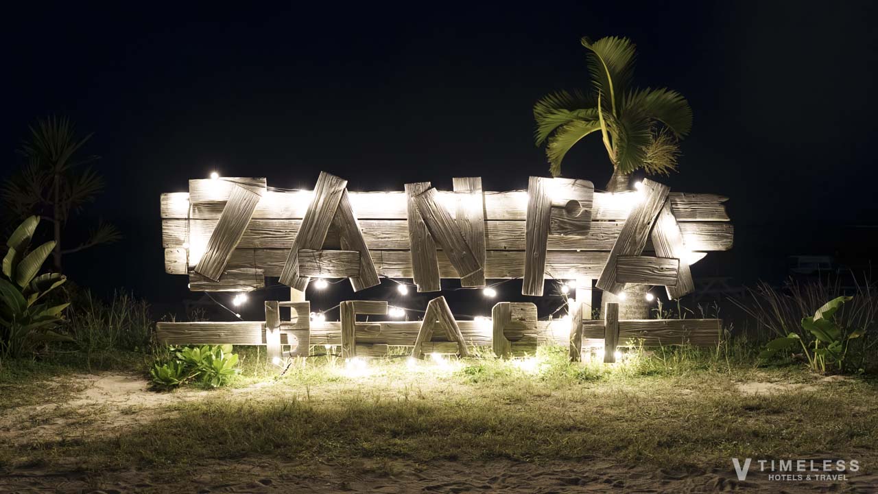 夜にライトアップされた残波ビーチのZANPA BEACHサイン