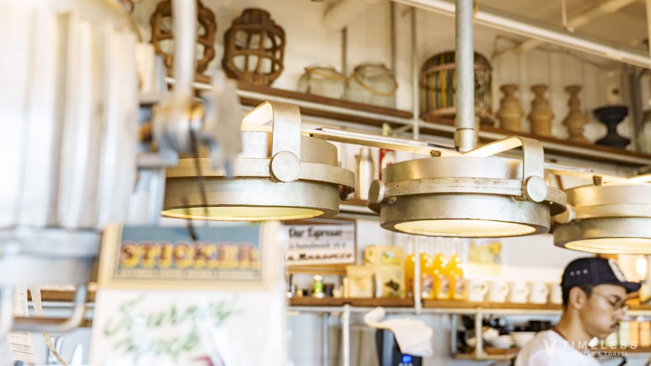 ジバゴ コーヒー ワークス オキナワ アメリカンビレッジ北谷のインダストリアル照明と店内装飾