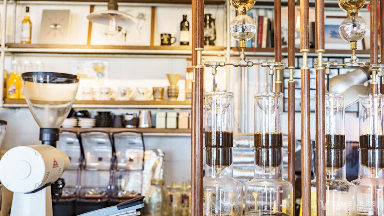 ジバゴ コーヒー ワークス オキナワ アメリカンビレッジ北谷のコーヒー抽出器具と店内カウンター