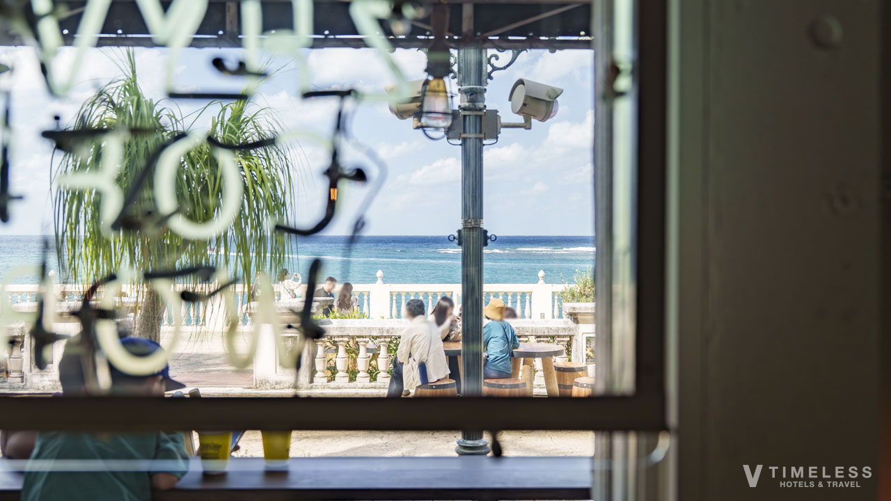 ジバゴ コーヒー ワークス オキナワ アメリカンビレッジ北谷の窓越しに見える北谷の海とテラス席