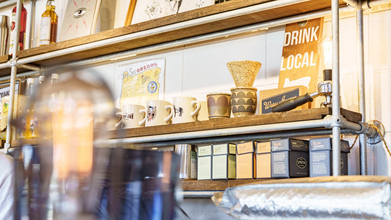 ジバゴ コーヒー ワークス オキナワ アメリカンビレッジ北谷のマグカップやコーヒー器具のディスプレイ