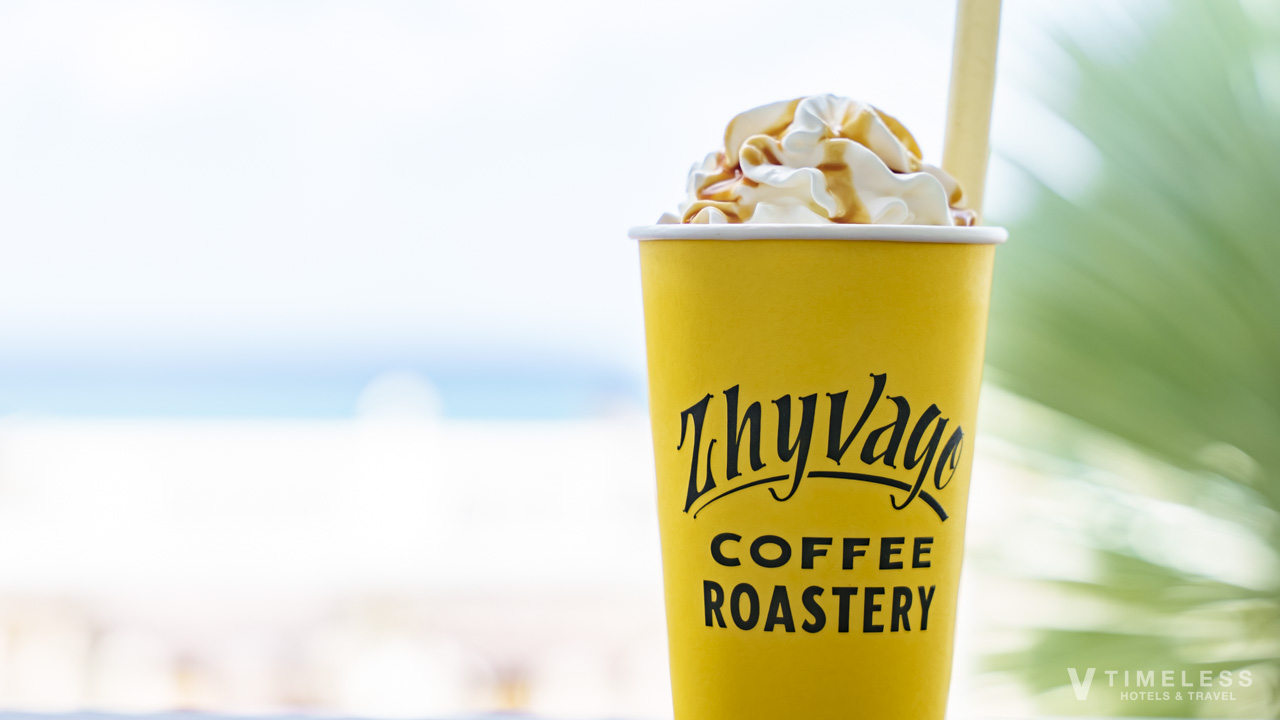 ジバゴ コーヒー ワークス オキナワ アメリカンビレッジ北谷のコーヒーフロートと青い海