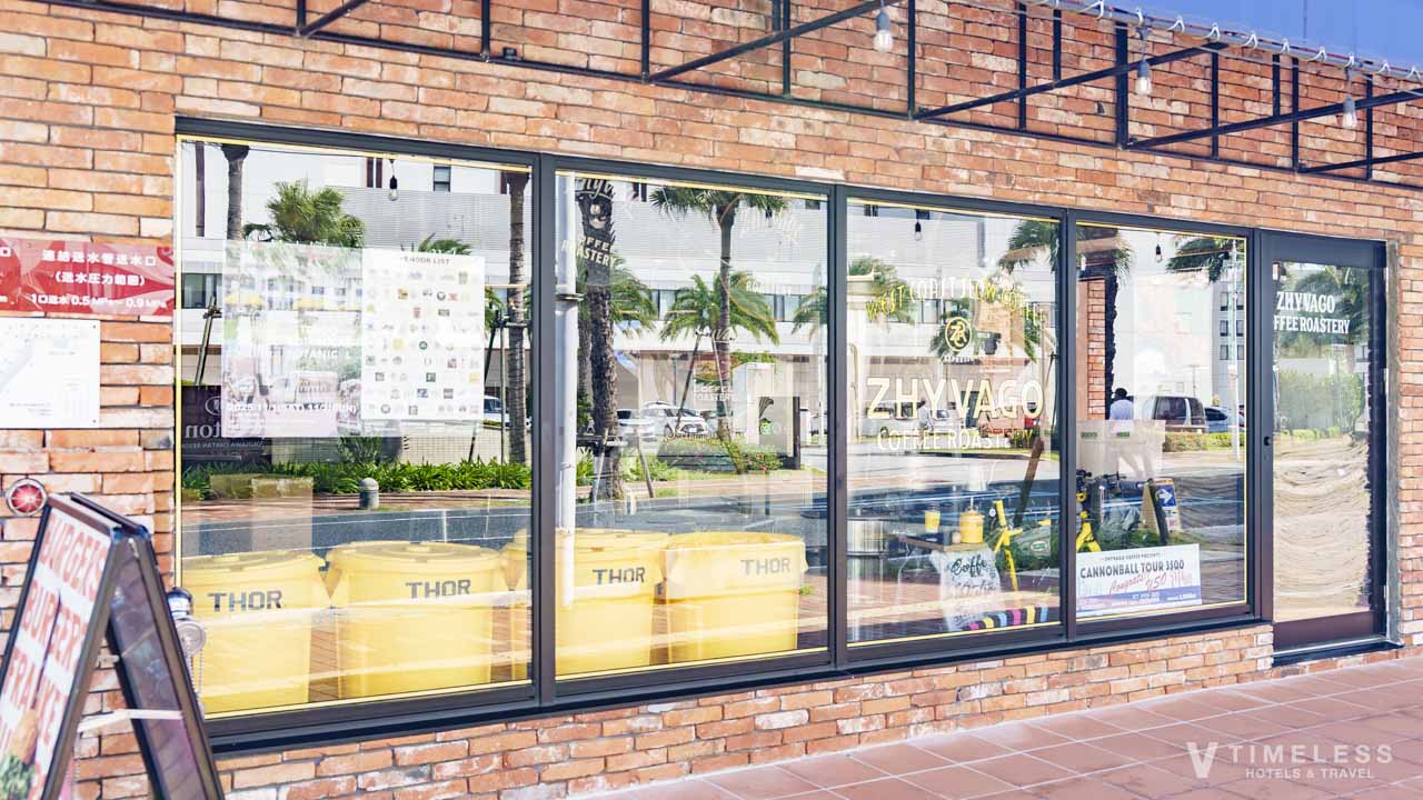 ジバゴ コーヒー ワークス オキナワ アメリカンビレッジ北谷の外観とガラス張りの店舗ファサード