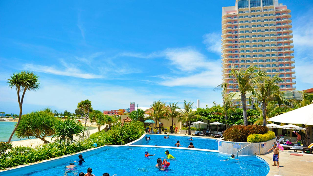 ザ・ビーチタワー沖縄｜サンセットビーチ目の前×温泉「ちゅらーゆ」で癒やされる北谷ステイ