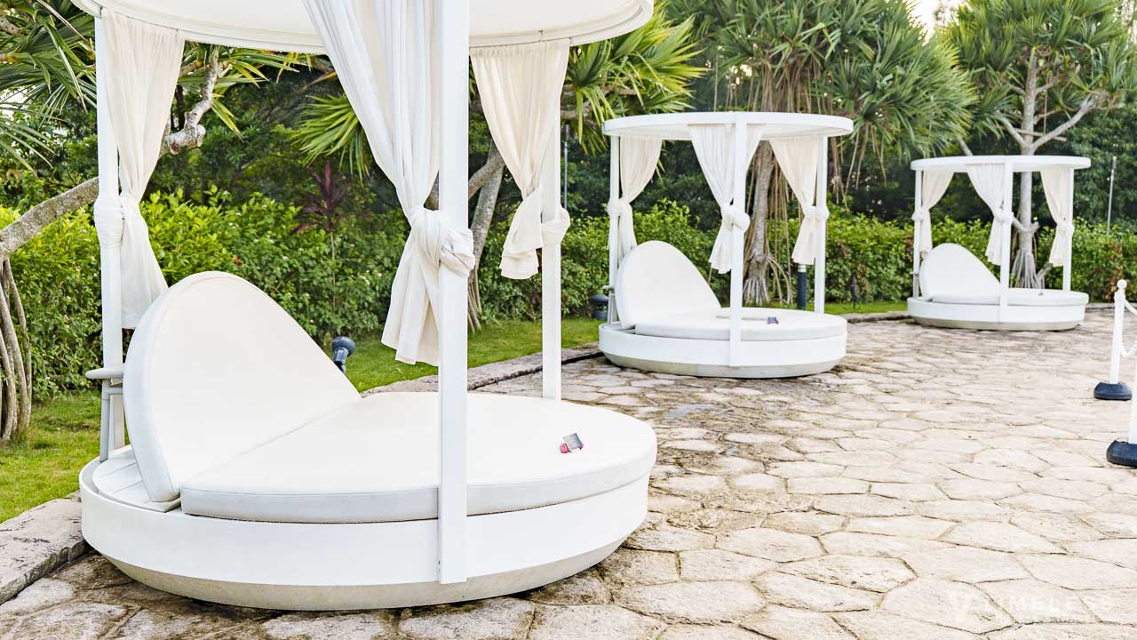 オリエンタルホテル 沖縄リゾート&スパのプールサイドに並ぶカバナ付きデイベッドで過ごす南国リゾートの贅沢空間