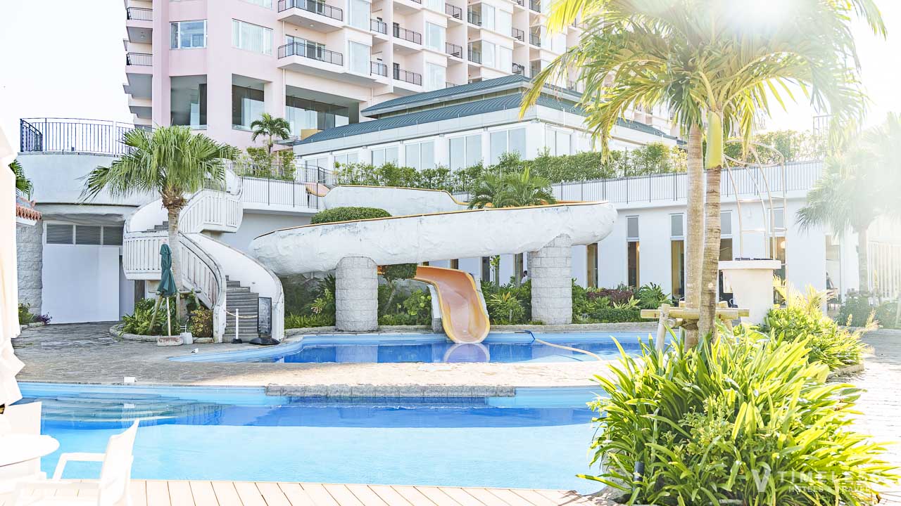 オリエンタルホテル 沖縄リゾート&スパのプール|ホテル敷地内に広がるスライダー付きリゾートプール