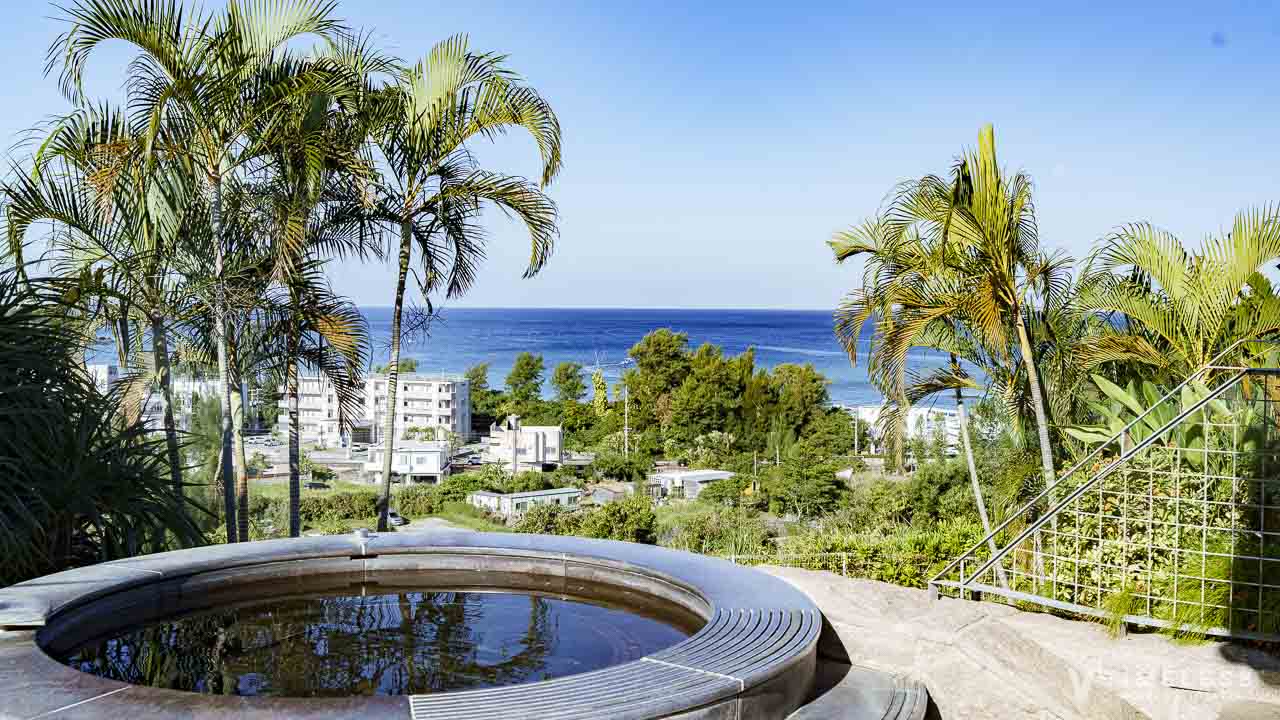 オリエンタルホテル 沖縄リゾート&スパのプール｜海を望む開放的なジャグジーで極上リラックス