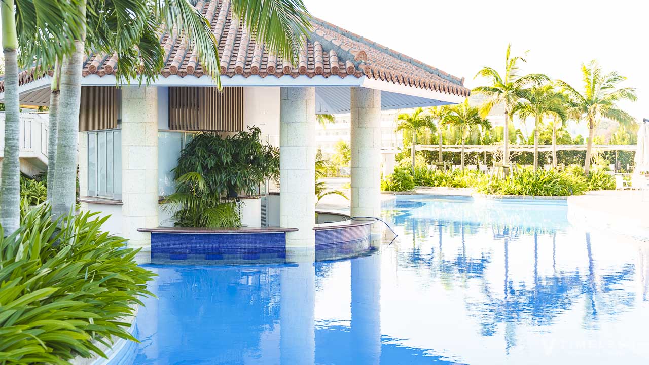 オリエンタルホテル 沖縄リゾート&スパのプール｜ヤシの木と青空に囲まれた開放感あふれる大型プール