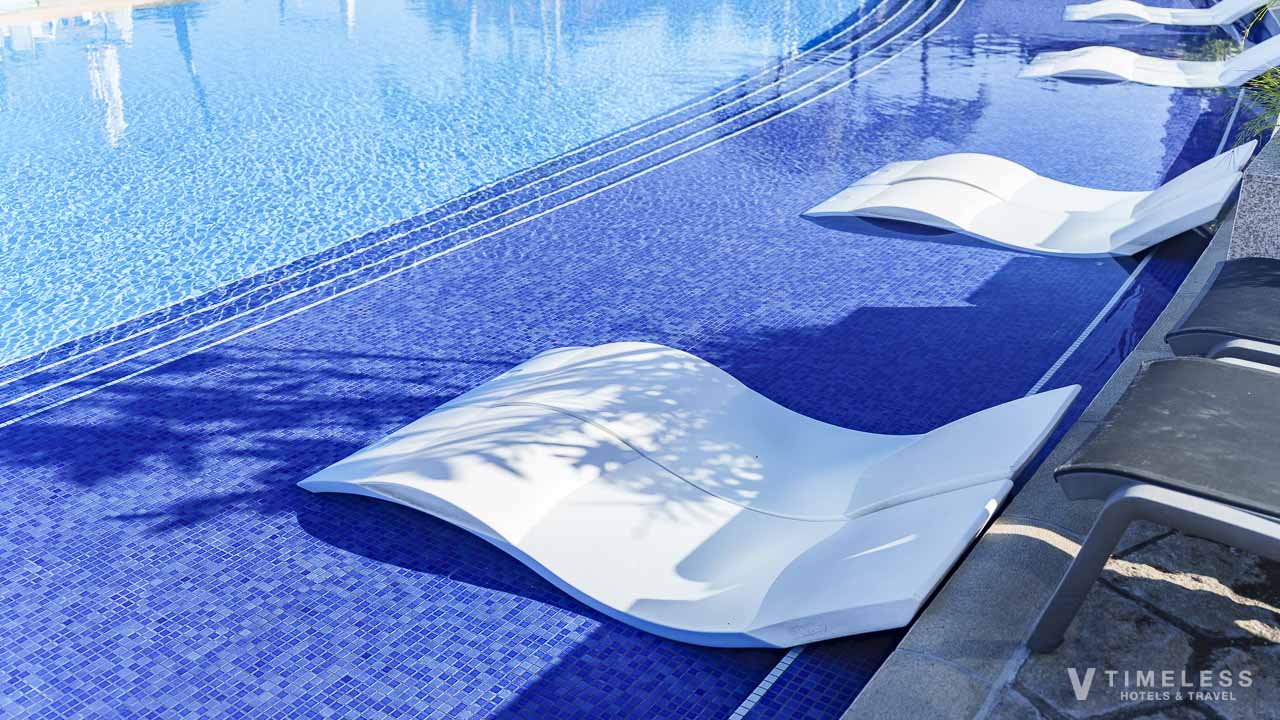 オリエンタルホテル 沖縄リゾート&スパのプール｜水に浸かりながらくつろげるリクライニングチェア