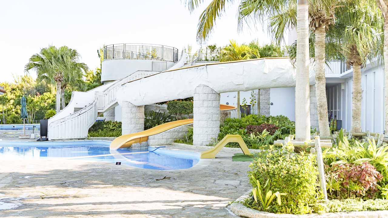 オリエンタルホテル 沖縄リゾート&スパのプール｜ホテル敷地内に広がるスライダー付きリゾートプール