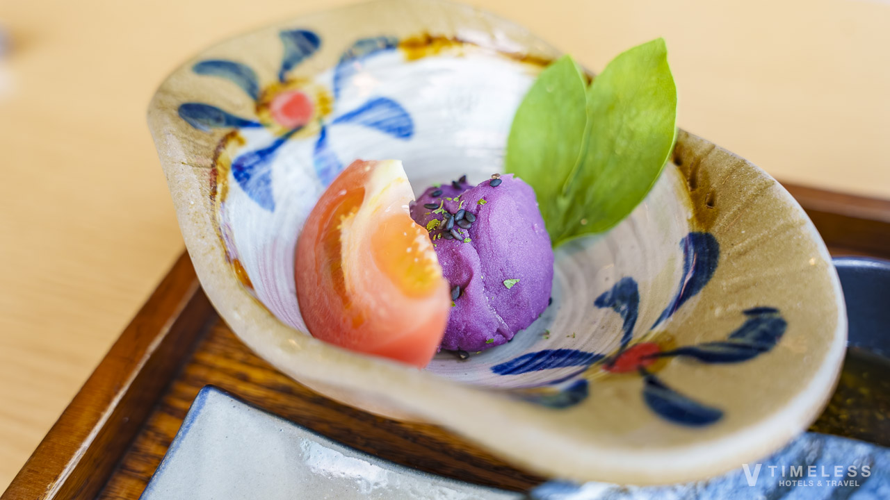 彩の朝食に添えられた沖縄名物紅芋を使ったなめらかな小鉢デザート