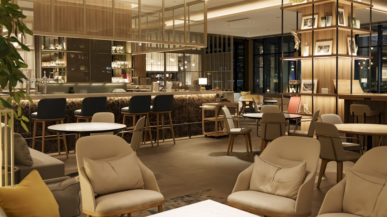 ホテル1階「THE LOUNGE（ザ・ラウンジ）」のゆったりとした座席とバーカウンター