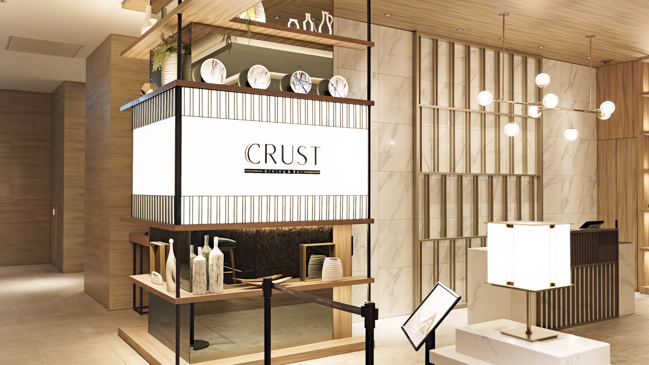 1階のダイニング＆バー「CRUST」のエントランス