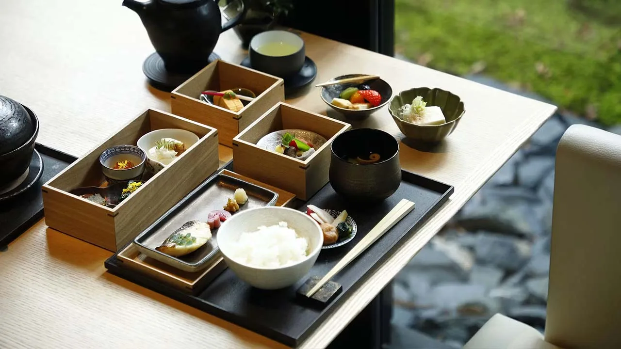 美しい庭園を眺めながら優雅に味わう、アマン京都の色鮮やかで繊細な和食膳