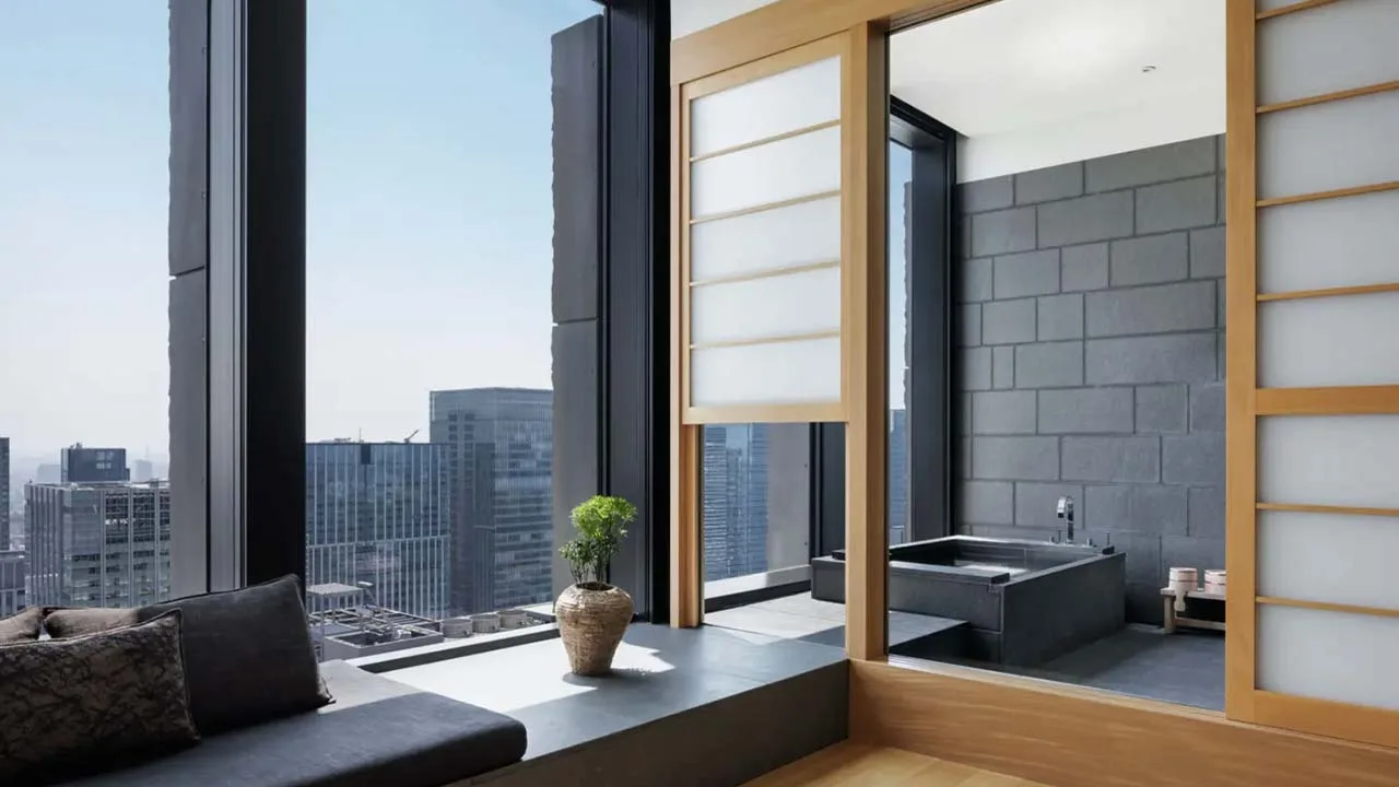 都会の景色を見下ろしながら肩まで浸かる至福のビューバス。アマン東京の客室で叶える究極のリラックスタイム。