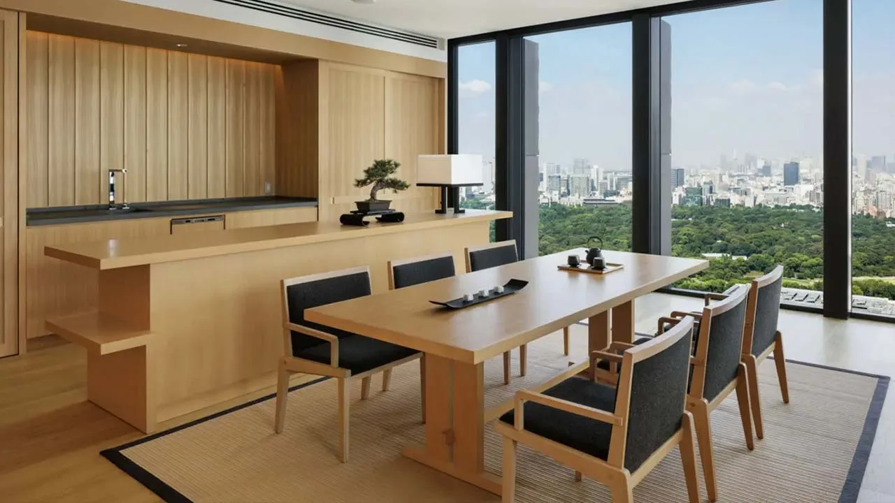 まるで天空のダイニング。窓いっぱいに広がる絶景を眺めながら、アマン東京の客室で味わう優雅なプライベートタイム。